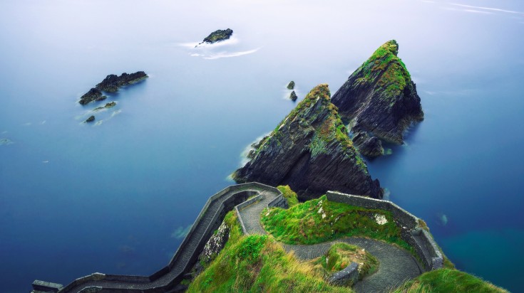 Aerial view of the staircase of the Dingle Peninsula on a clear day. Go to this staircase in the Dingle Peninsula during 2 weeks in Ireland.