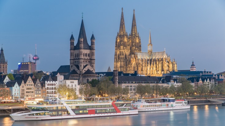 A cruise ship in front of Cologne Cathedral.