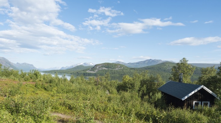 A summer cabin amidst greenery in Kungsleden, King's Hiking trail.