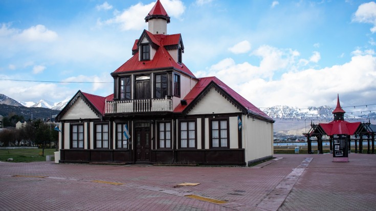 Panoramic view of Casa Beban museum in Ushuaia during a cloudy day.