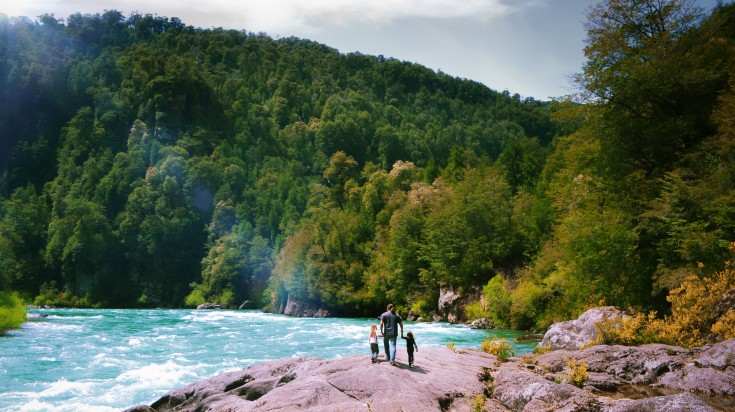 A family hiking along the Rio Futaleufu river on Chile guided tours.