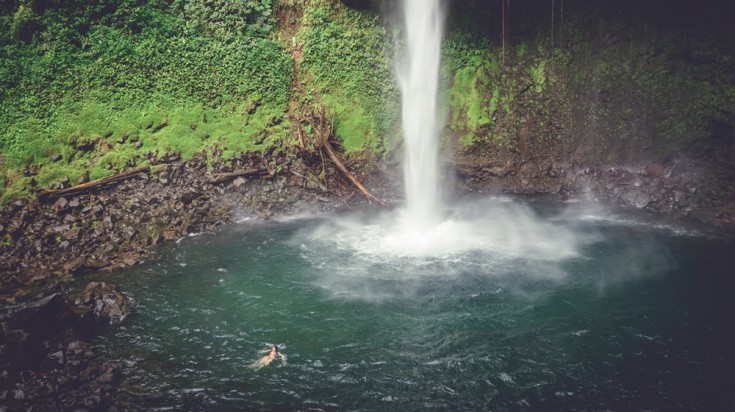 Visit the La Fortuna waterfall on this short Costa Rica itinerary Visit La Fortuna in a Costa Rica itinerary