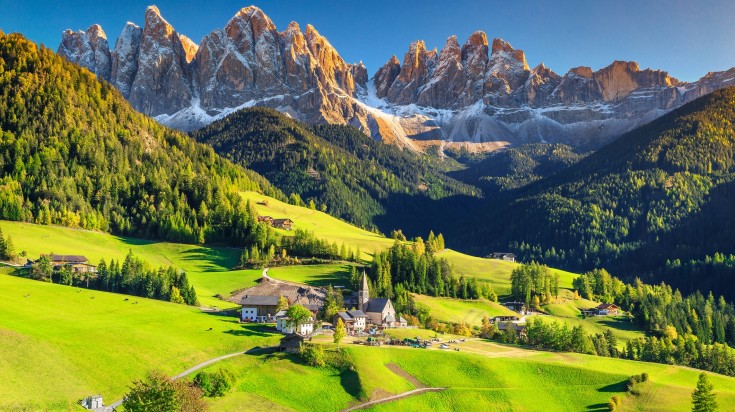 The Dolomites mountain range sits in northeastern Italy and forms part of the Southern Limestone Alps and the northern Italian Alps. 