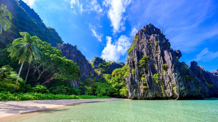 Beach in Matinloc Island during the best time to visit the Philippines