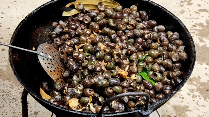 Freshly prepared tharoi thongba.