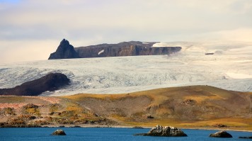 Fly-cruising to Antarctica