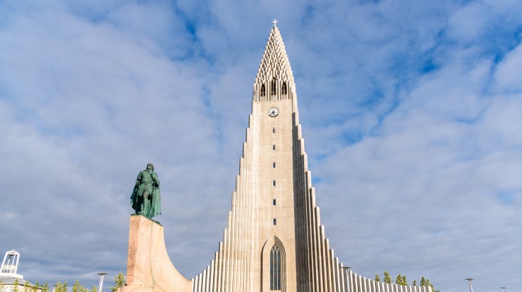 Hallgrimskirkja church and statue of Leif Eiríksson.