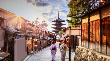 People wander down the narrow streets of the Higashiyama District