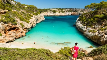 Mallorca or Majorca is famous for sunny beaches, lively parties, historic architecture, and lush mountain landscapes. Mallorca in Spain