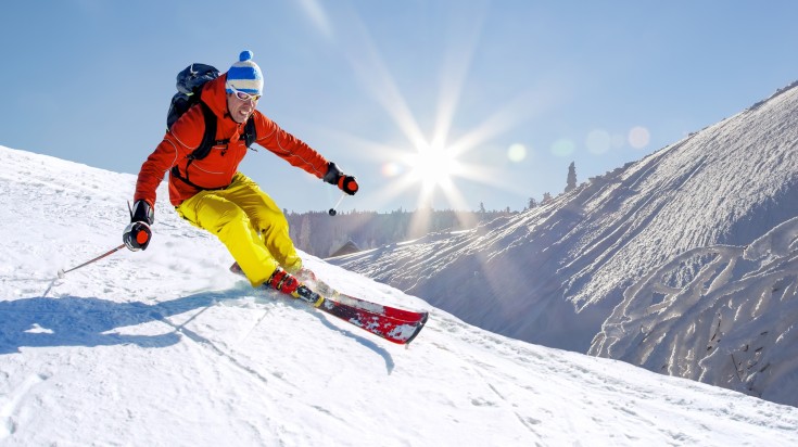 Man skiing downhills in Åre.