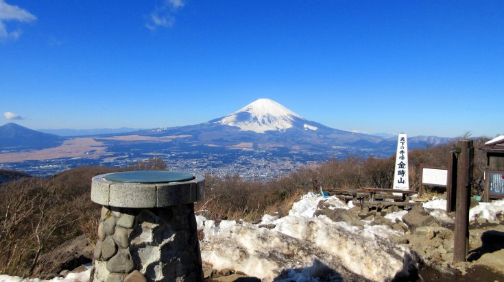  Beginning from the Kintoki-jinja-iriguchi bus stop, the trail winds its way steadily upwards to the summit on a graveled and grassed path.