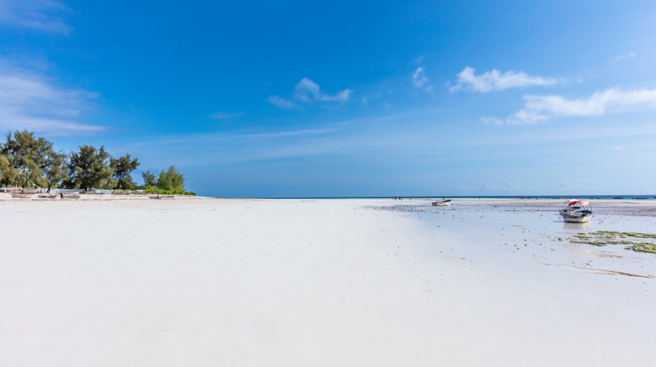 Wide shot of Muyuni Beach.