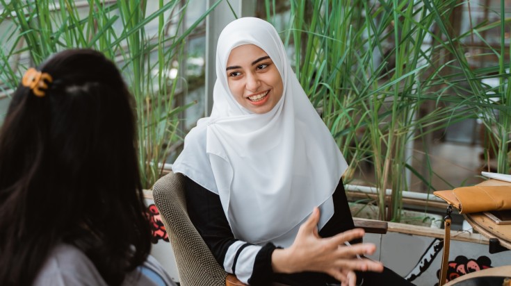 A Jordanian girl negotiating in a cafe.