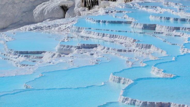 Visit the thermal pools in Pamukkale.