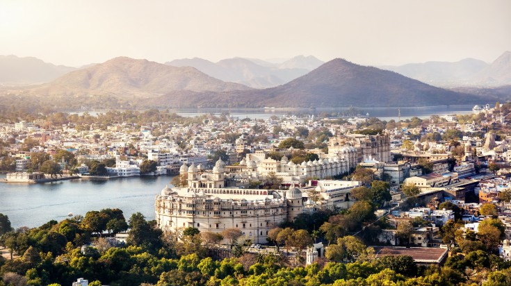 Panoramic view of Lake Pichola in Udaipur, one of the places to visit in India.