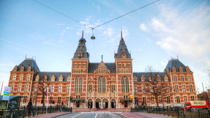 A front view of Rijksmuseum on a bright day.