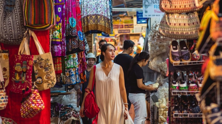 Take safety precautions in shopping markets while touring in Thailand.