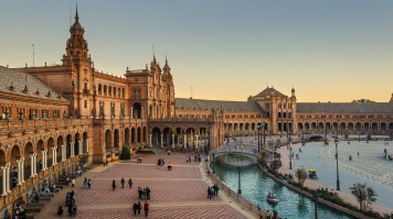 The red brick structure of Plaza de Espana is decorated with decorative painted ceramic tiles. Plaza de Espana is an impressive building with phenomenal architecture.