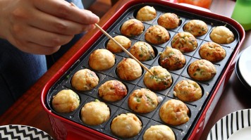Takoyaki is cook ed in a special mold pan and is a popular dish in Osaka. Takoyaki is a round shaped snack in Japan and consists of minced octopus.