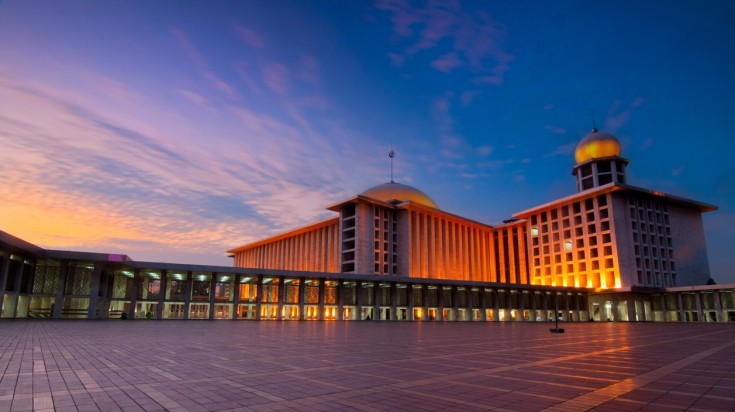 One of the top things to do in Jakarta is visiting Istiqlal Mosque