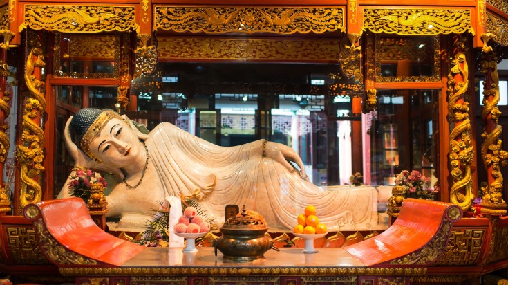 The transcendent 2-meter-tall Buddha statue in Jade Buddha Temple