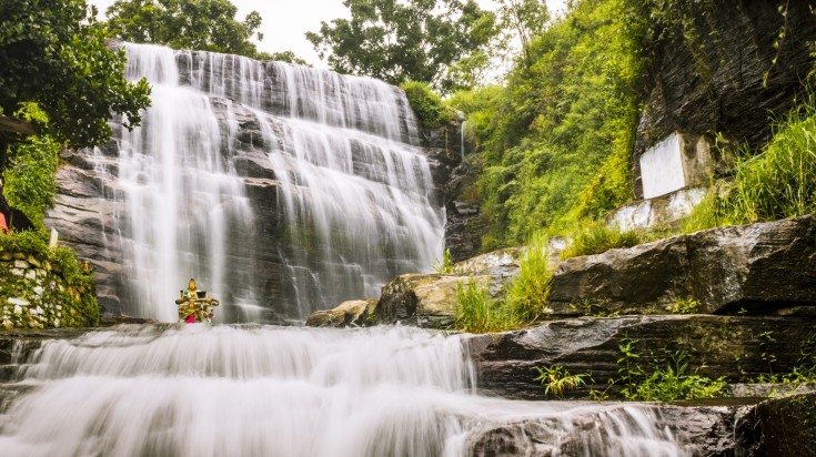 Lover's Leap Waterfall admist lush greenery in Nuwara Eliya, Sri Lanka.