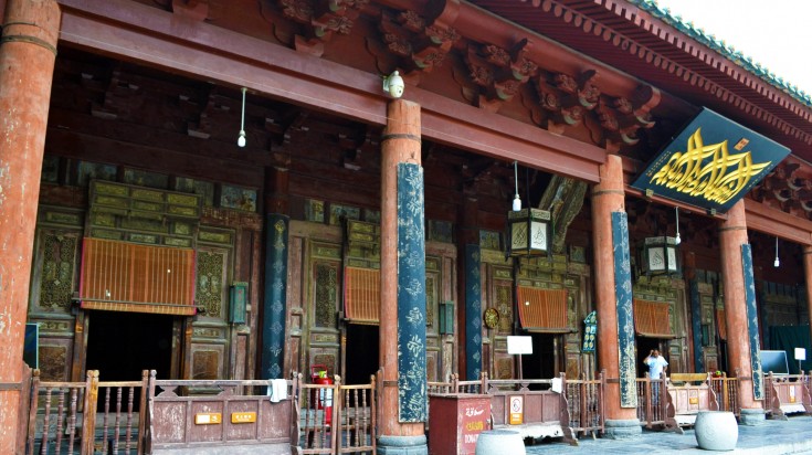 A view of many entrances to a one story building