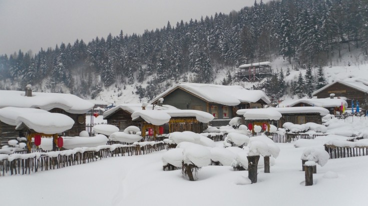 In Xuexiang, snow lies on the ground for 7 months of the year and it’s here that the national ski team trains. The town is situated southeast of Harbin city in China’s northeast region. Winter in China is incomplete without visiting Xuexiang, snow town of China