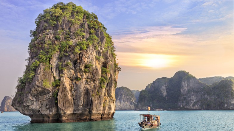 A boat with tourists in Halong Bay, a must visit when spending 10 days in Vietnam.