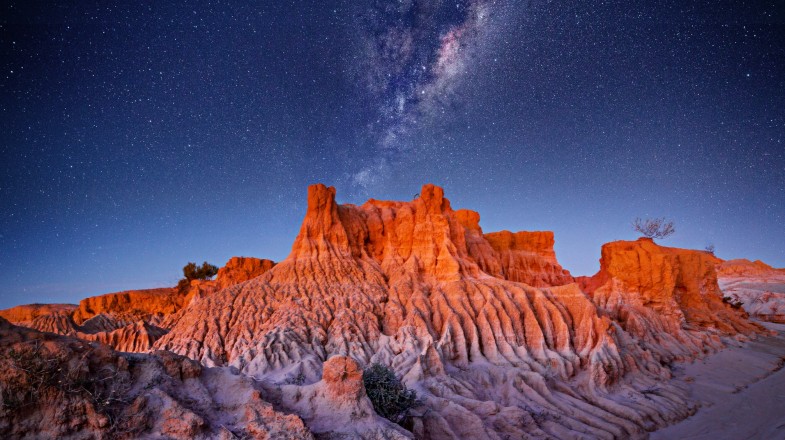 The starry night sky in the Outback is a must-experience during 6 days in Australia.