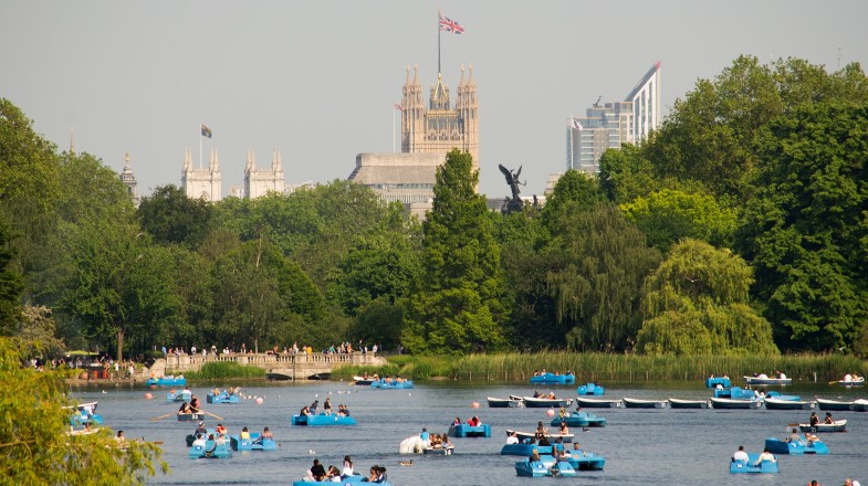 Visit England in August to enjoy the final rays of summer sunshine and join the vibrant tourist scene by taking a boat trip. Tourists in Hyde Park, England, in August.